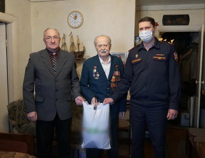 В Архангельске представители Росгвардии поздравили ветеранов Великой Отечественной войны